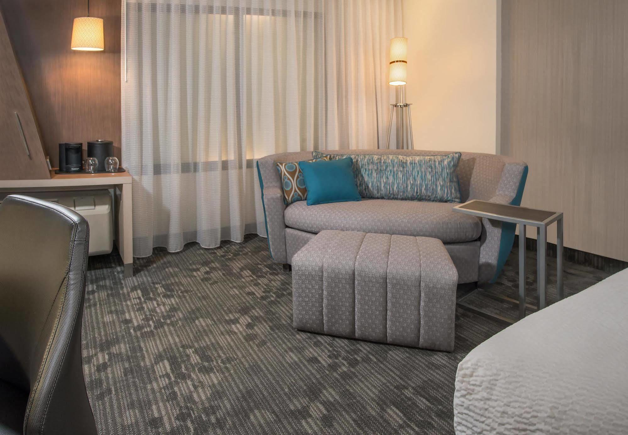 Hotel Dene & Conference Centre Cold Lake Bagian luar foto