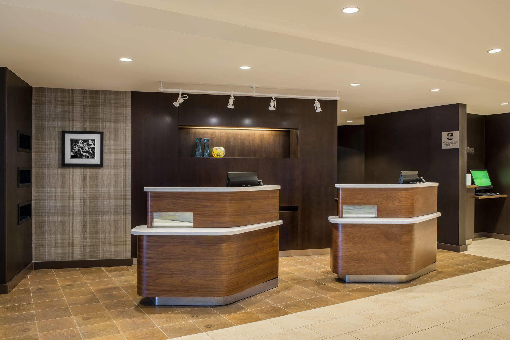 Hotel Dene & Conference Centre Cold Lake Bagian luar foto
